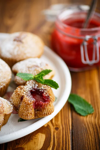 Muffins doces com geléia de frutas no interior — Fotografia de Stock