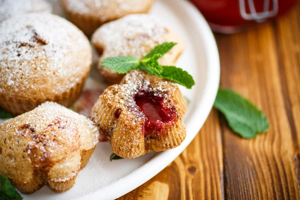 Içinde meyve reçelli tatlı çörek — Stok fotoğraf