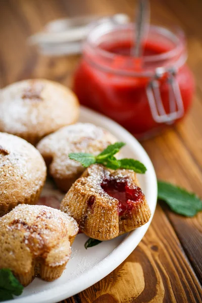 Muffins sucrés avec confiture de fruits à l'intérieur — Photo