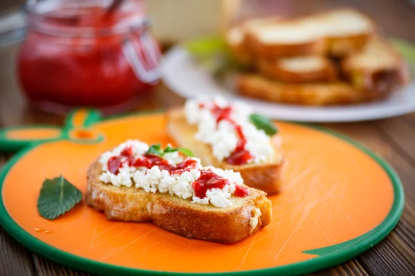 Fritos en tostadas con queso crema y mermelada —  Fotos de Stock