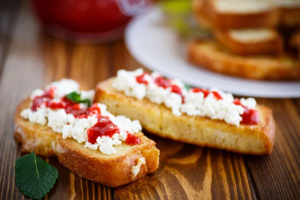 Frito em torrada de massa com creme de queijo e geléia — Fotografia de Stock