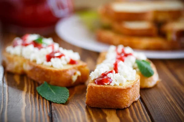 Frito em torrada de massa com creme de queijo e geléia — Fotografia de Stock