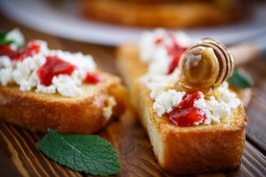 krem peynir ve reçel ile meyilli tost kızartma