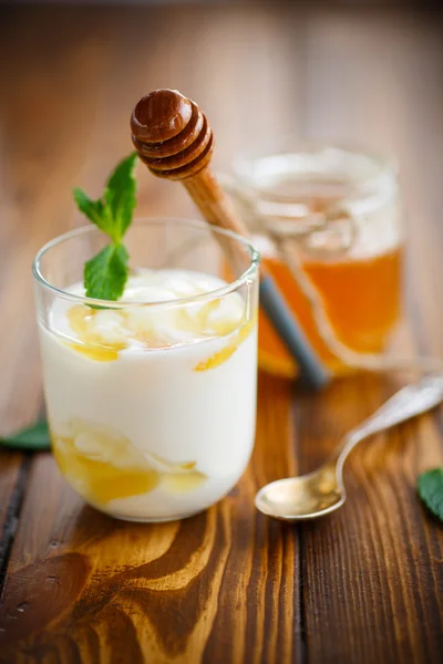 Greek yogurt with honey — Stock Photo, Image