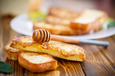 meyilli tost ballı kızarmış