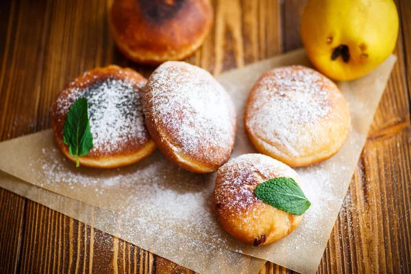 Stegte donuts med kvæde indeni - Stock-foto