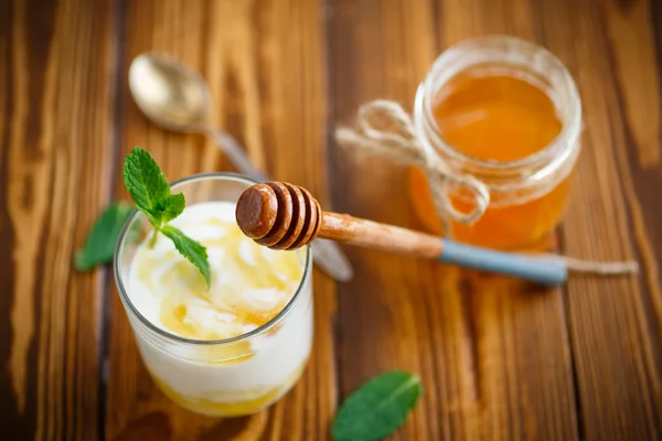 Yogur griego con miel —  Fotos de Stock