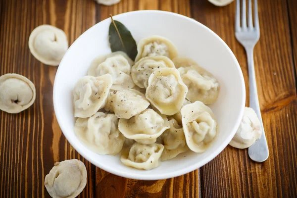 Boiled dumplings with meat in a white plate — Stock Photo, Image
