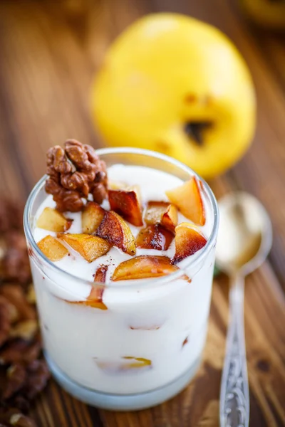 Sweet yogurt with baked quince — Stock Photo, Image