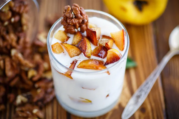 Sweet yogurt with baked quince — Stock Photo, Image