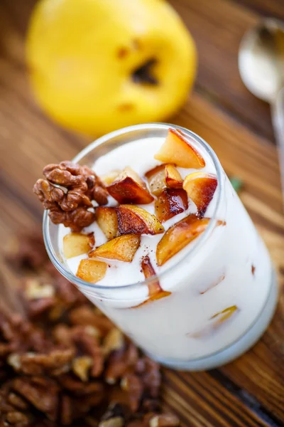 Sweet yogurt with baked quince — Stock Photo, Image