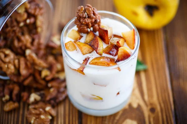 Sweet yogurt with baked quince — Stock Photo, Image