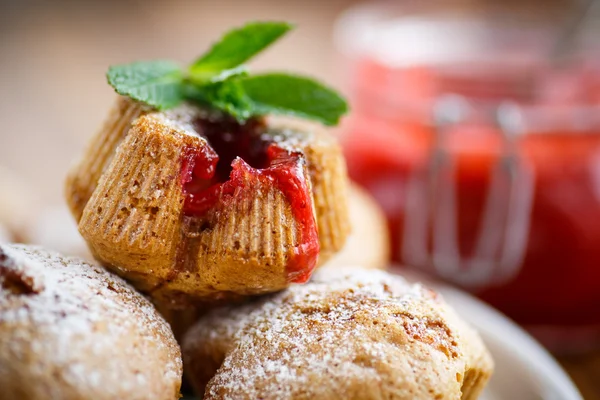 Sladké muffiny s ovocem jam uvnitř Stock Obrázky
