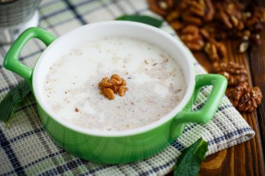 Süt yulaf ezmesi ceviz