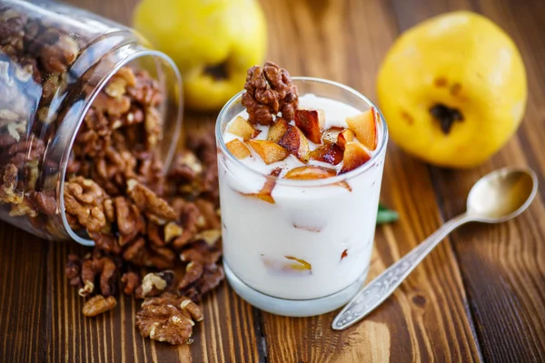 Sweet yogurt with baked quince — Stock Photo, Image