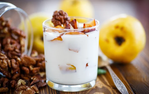 Sweet yogurt with baked quince — Stock Photo, Image