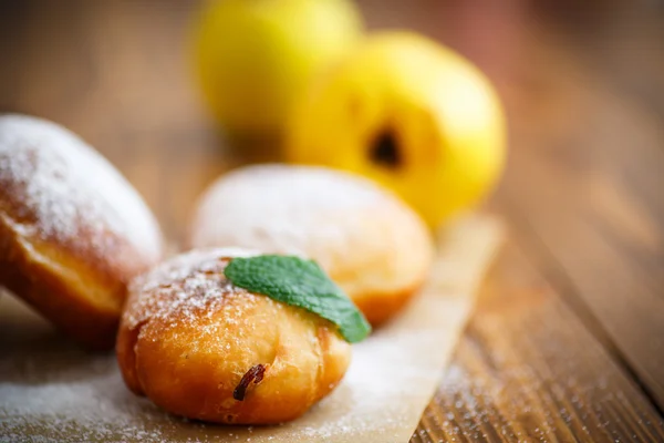 Gebakken donuts met kweepeer binnen — Stockfoto