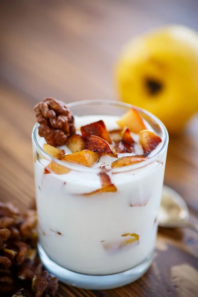 Sweet yogurt with baked quince — Stock Photo, Image