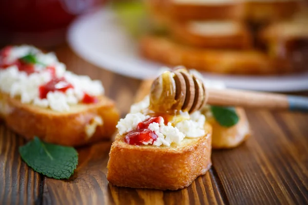 Frito em torrada de massa com creme de queijo e geléia — Fotografia de Stock