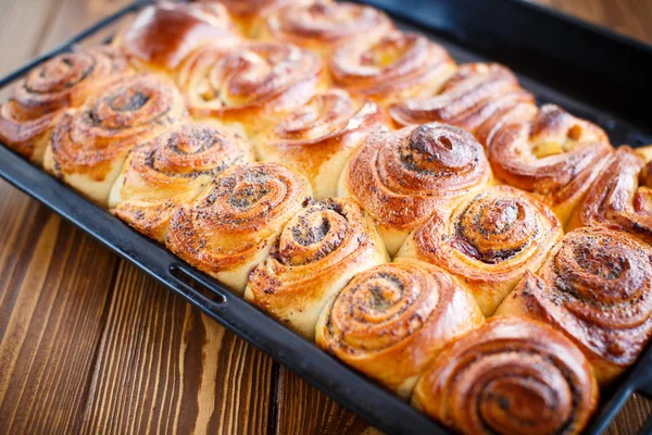 Gedrehtes Brötchen mit Mohn — Stockfoto