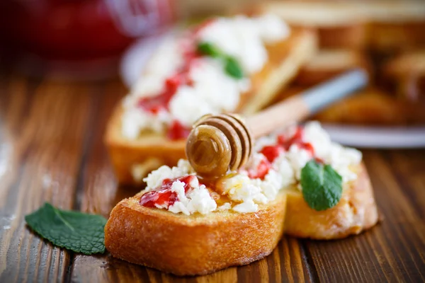 Frito em torrada de massa com creme de queijo e geléia — Fotografia de Stock