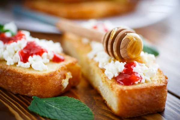 Stekta i smeten toast med ost och marmelad Stockfoto