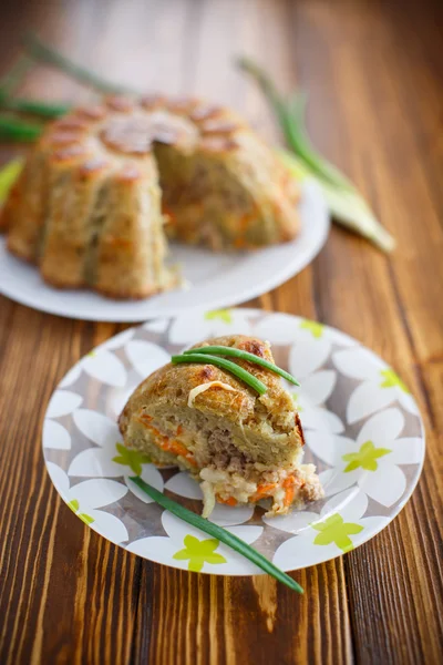 Kartoffelauflauf mit Gemüse drinnen — Stockfoto