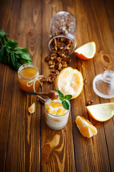 Greek yogurt with honey and oranges — Stock Photo, Image