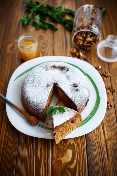 Süßer Honigkuchen mit Kirschen — Stockfoto