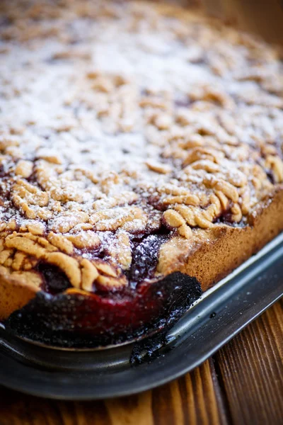 Home sweet cake with jam — Stock Photo, Image