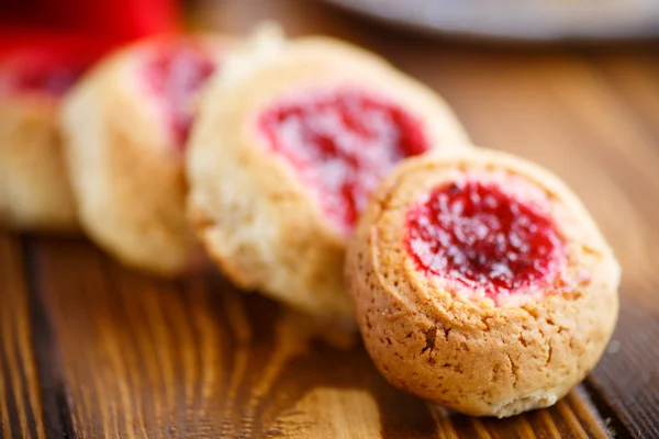 Biscoitos doces com engarrafamento — Fotografia de Stock