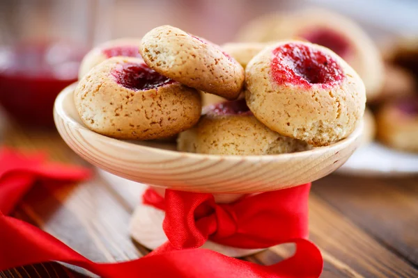 Biscoitos doces com engarrafamento — Fotografia de Stock