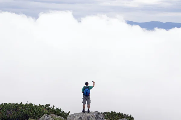 Tirar fotos na montanha — Fotografia de Stock