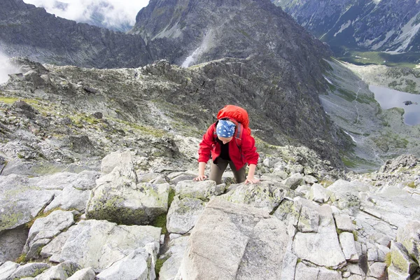 Girl is climbing — Stock Photo, Image