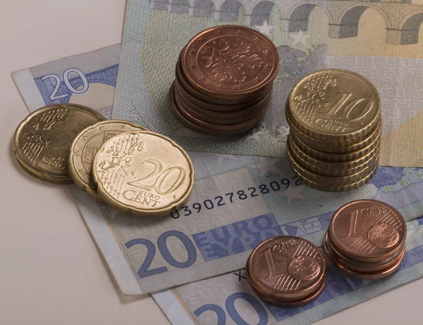 Euro-munten op euro rekeningen gestapeld — Stockfoto