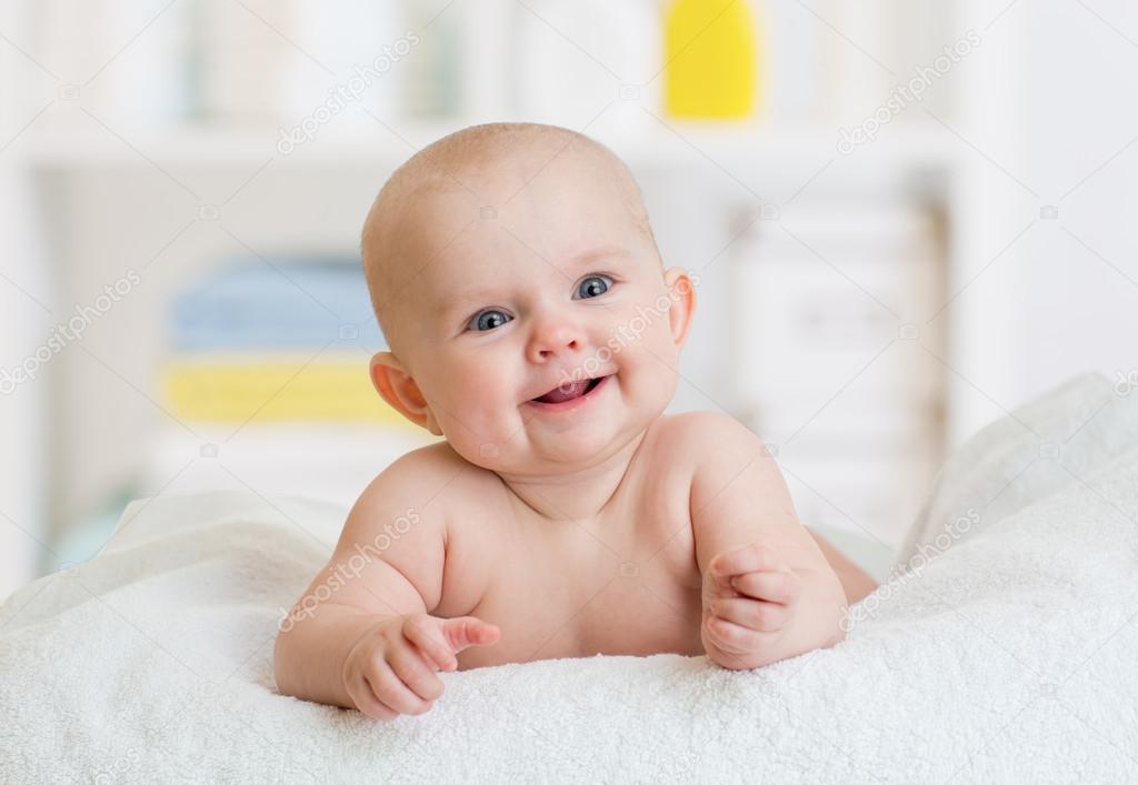 Bebe Souriant Couche Image Libre De Droit Par Andrey Kuzmin C Bebe Souriant Couche Image Libre De Droit Par Andrey Kuzmin C