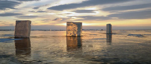 Transparentní kousky ledu na povrchu ledového rybníka. Jezero Bajkal. Foto laděných — Stock fotografie