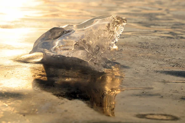 Trozos transparentes de hielo en la superficie del estanque helado. Lago Baikal. Foto tonificada —  Fotos de Stock