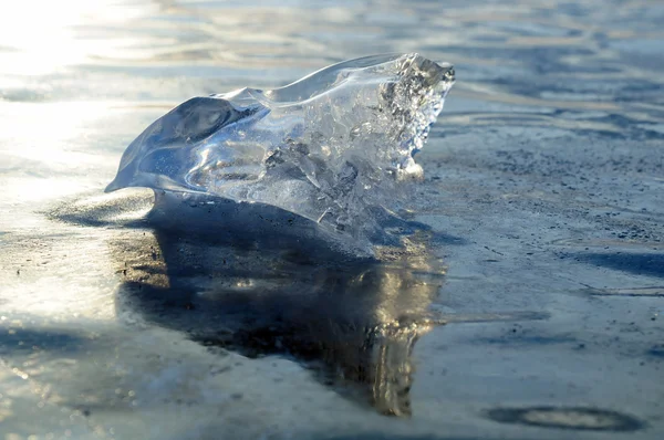 Pedaços transparentes de gelo na superfície da lagoa gelada. Lago Baikal. Foto tonificada — Fotografia de Stock