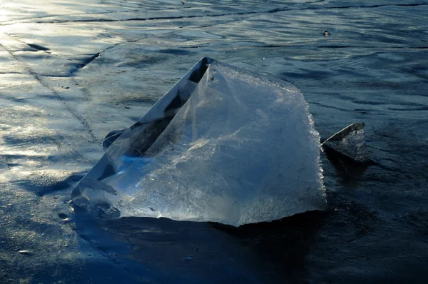 Buz buzlu su birikintisi yüzeyi saydam parçaları. Baykal Gölü. Tonda fotoğraf — Stok fotoğraf