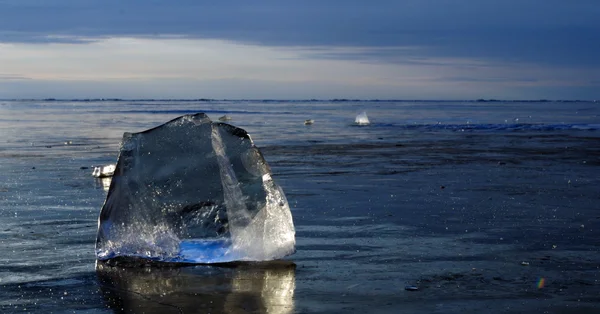 Trozos transparentes de hielo en la superficie del estanque helado. Lago Baikal. Foto tonificada —  Fotos de Stock