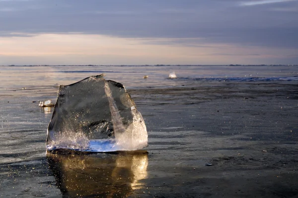 Pezzi trasparenti di ghiaccio sulla superficie dello stagno ghiacciato. Lago Baikal. Foto tonica — Foto Stock