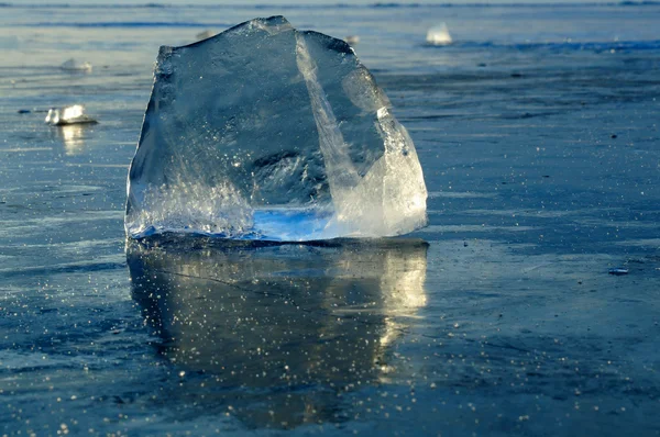 Trozos transparentes de hielo en la superficie del estanque helado. Lago Baikal. Foto tonificada — Foto de Stock