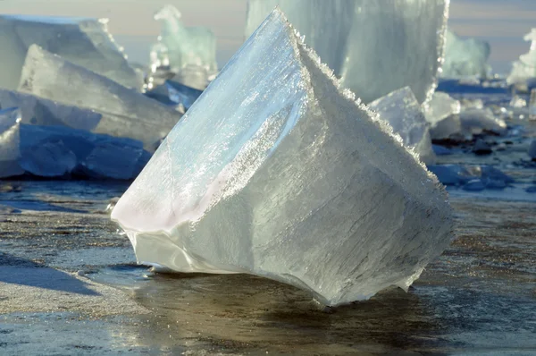 Transparente Eisstücke auf der Oberfläche des vereisten Teichs. Baikalsee. Foto abgeschwächt — Stockfoto