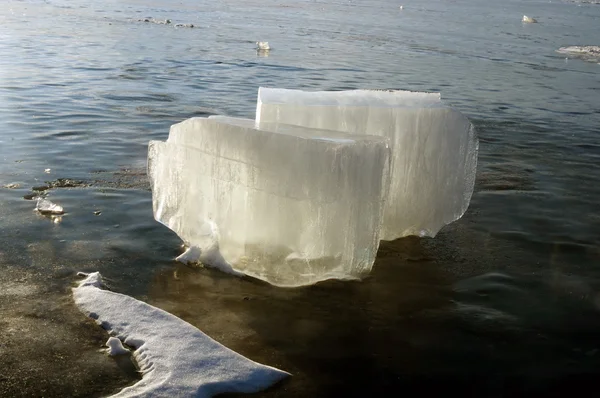 Morceaux de glace transparents sur la surface de l'étang glacé. Lac Baïkal. Photo tonique — Photo