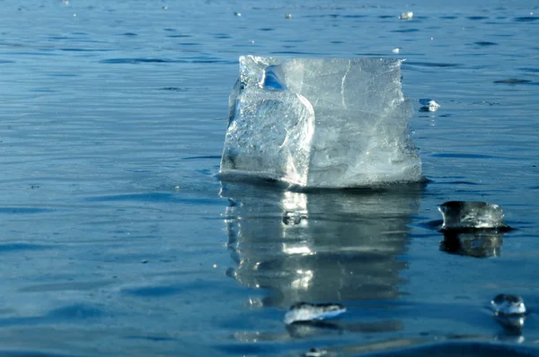 Trozos transparentes de hielo en la superficie del estanque helado. Lago Baikal. Foto tonificada —  Fotos de Stock