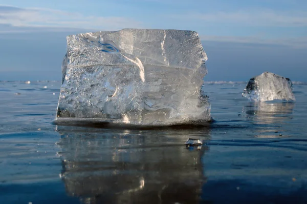 Trozos transparentes de hielo en la superficie del estanque helado. Lago Baikal. Foto tonificada — Foto de Stock