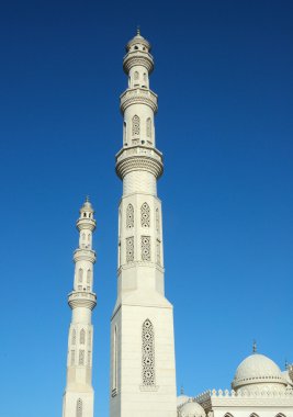 Kule minare caminin karşı parlak mavi gökyüzü, Hurghada, Mısır