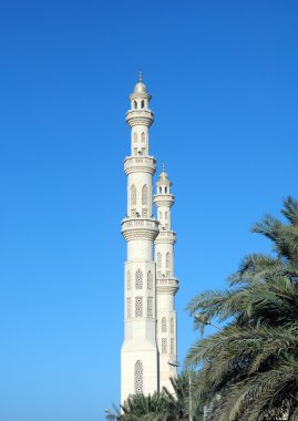 Kule minare caminin karşı parlak mavi gökyüzü, Hurghada, Mısır