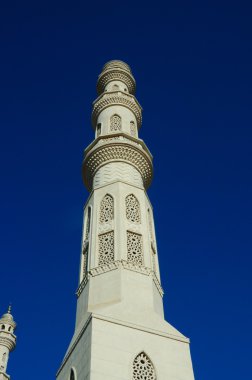 Kule Minare karşı parlak mavi gökyüzü, Hurghada, Mısır